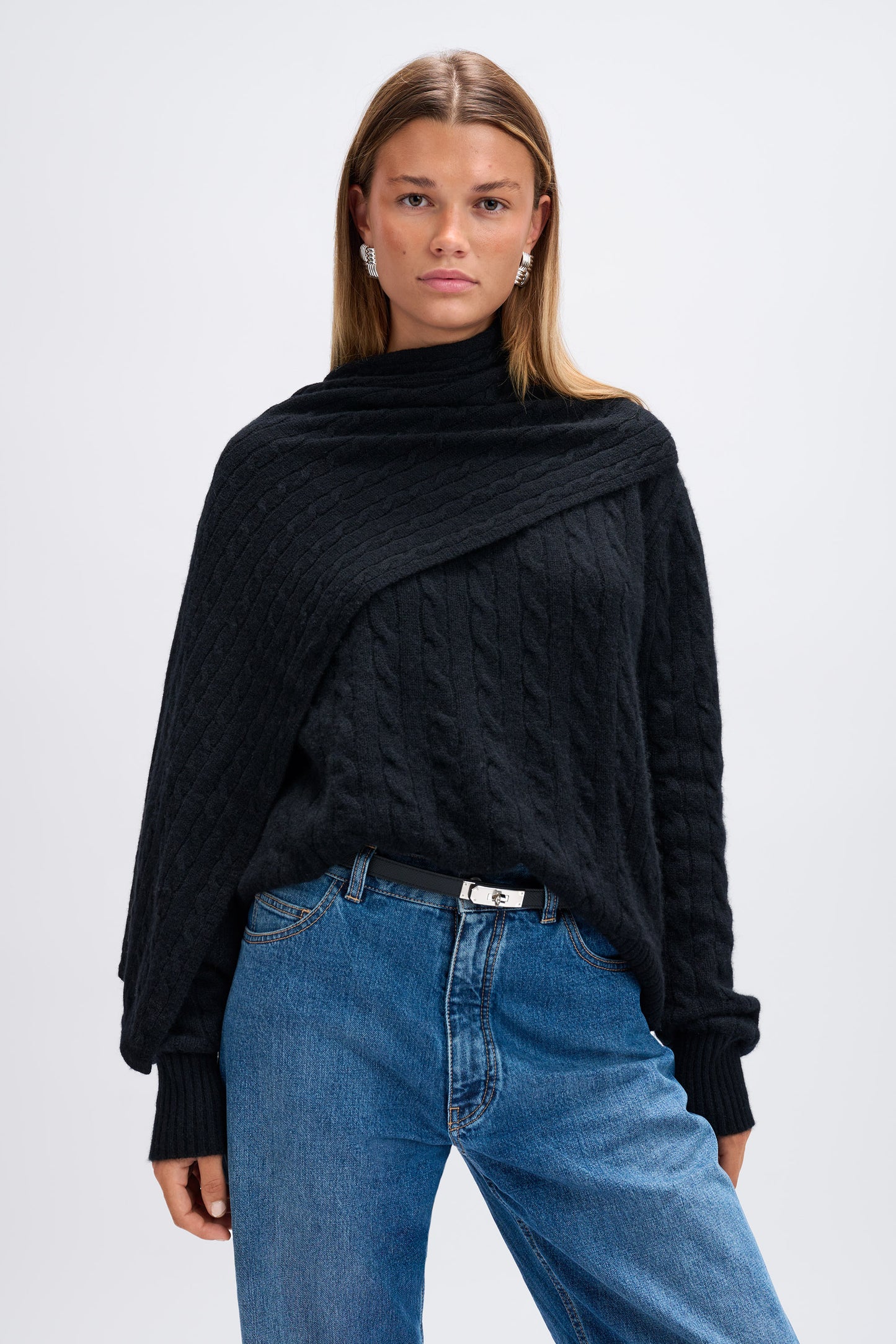 Cable knit sweater black